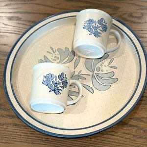 Pfaltzgraff Yorktown Tin Serving Tray & 2 Matching Mugs Good Condition